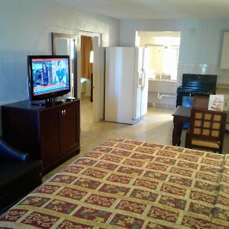 Express Inn & Suites - 5 Miles From St Petersburg Clearwater Airport Buitenkant foto