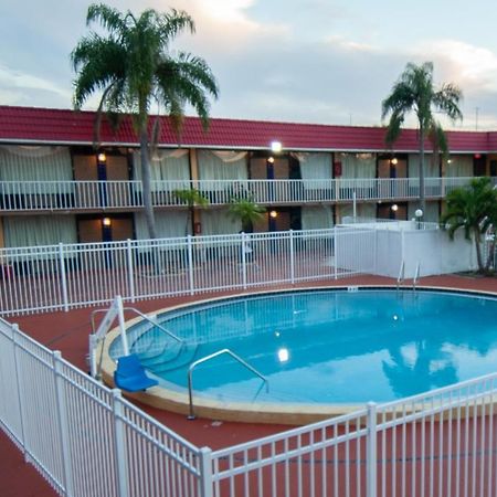 Express Inn & Suites - 5 Miles From St Petersburg Clearwater Airport Buitenkant foto