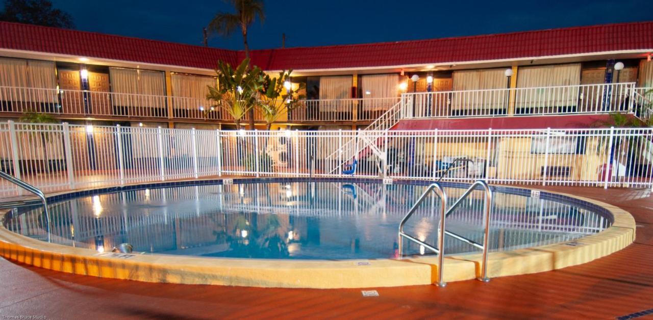 Express Inn & Suites - 5 Miles From St Petersburg Clearwater Airport Buitenkant foto