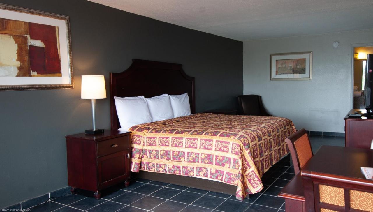 Express Inn & Suites - 5 Miles From St Petersburg Clearwater Airport Buitenkant foto