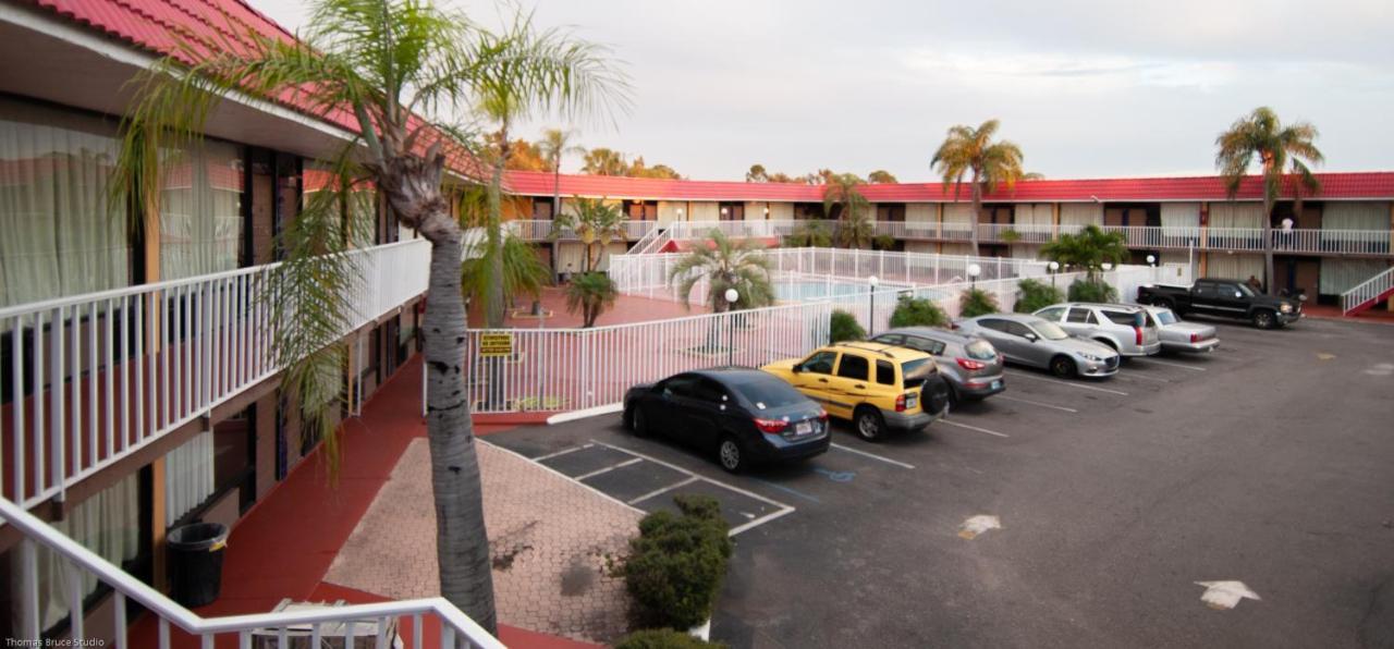Express Inn & Suites - 5 Miles From St Petersburg Clearwater Airport Buitenkant foto