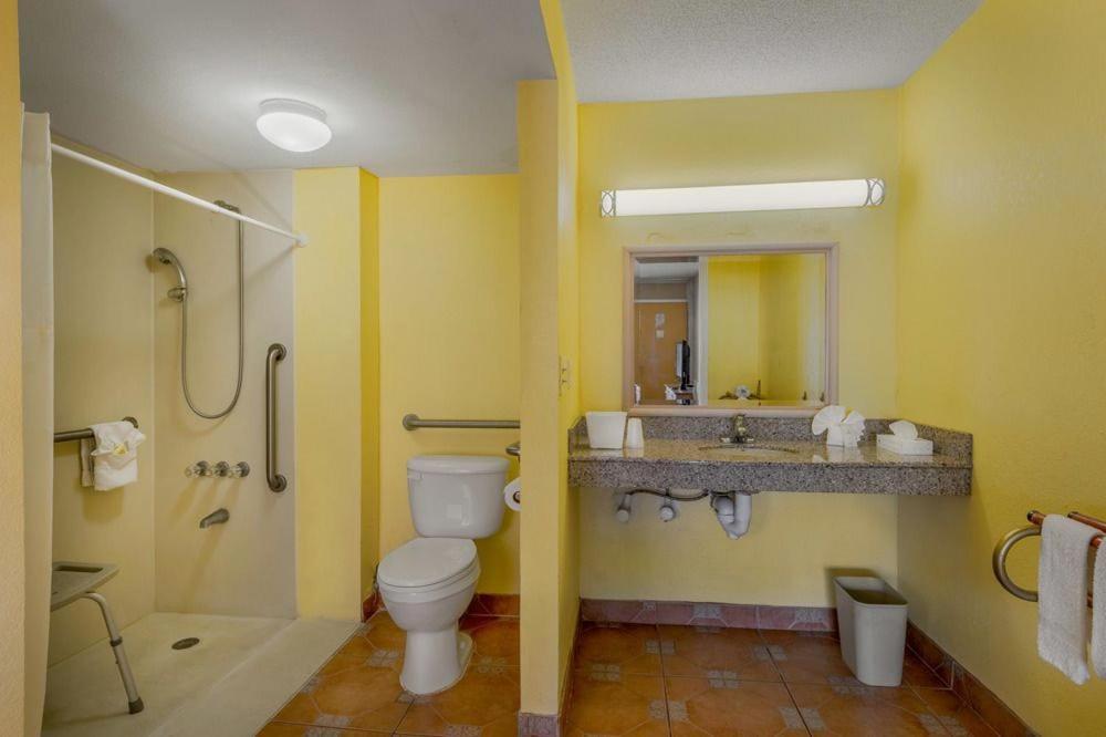 Express Inn & Suites - 5 Miles From St Petersburg Clearwater Airport Buitenkant foto