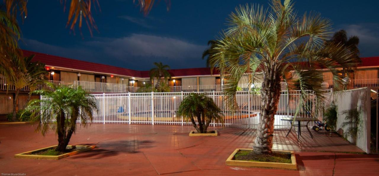 Express Inn & Suites - 5 Miles From St Petersburg Clearwater Airport Buitenkant foto
