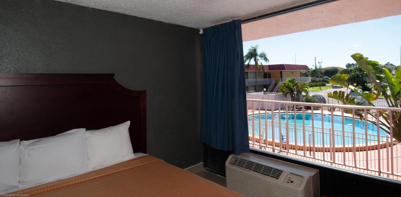 Express Inn & Suites - 5 Miles From St Petersburg Clearwater Airport Buitenkant foto