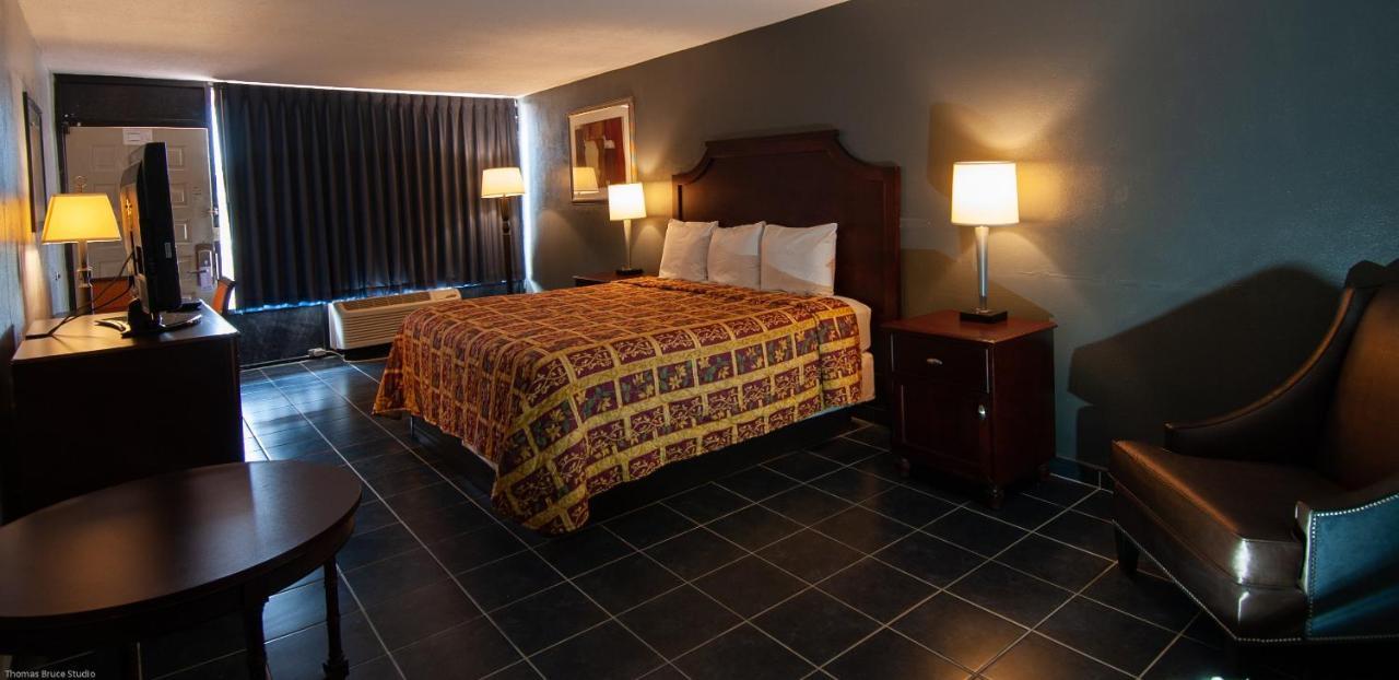 Express Inn & Suites - 5 Miles From St Petersburg Clearwater Airport Buitenkant foto