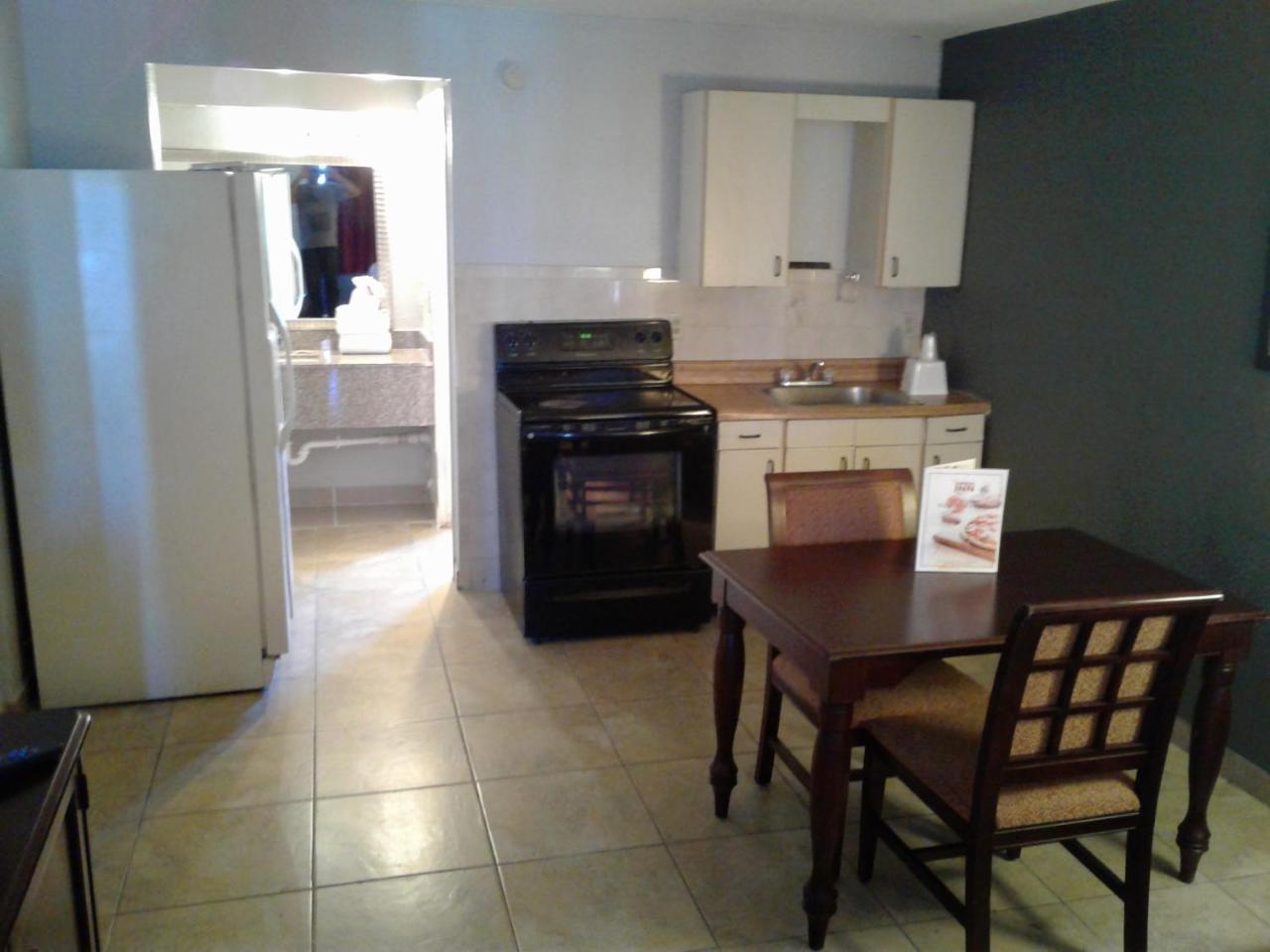Express Inn & Suites - 5 Miles From St Petersburg Clearwater Airport Buitenkant foto
