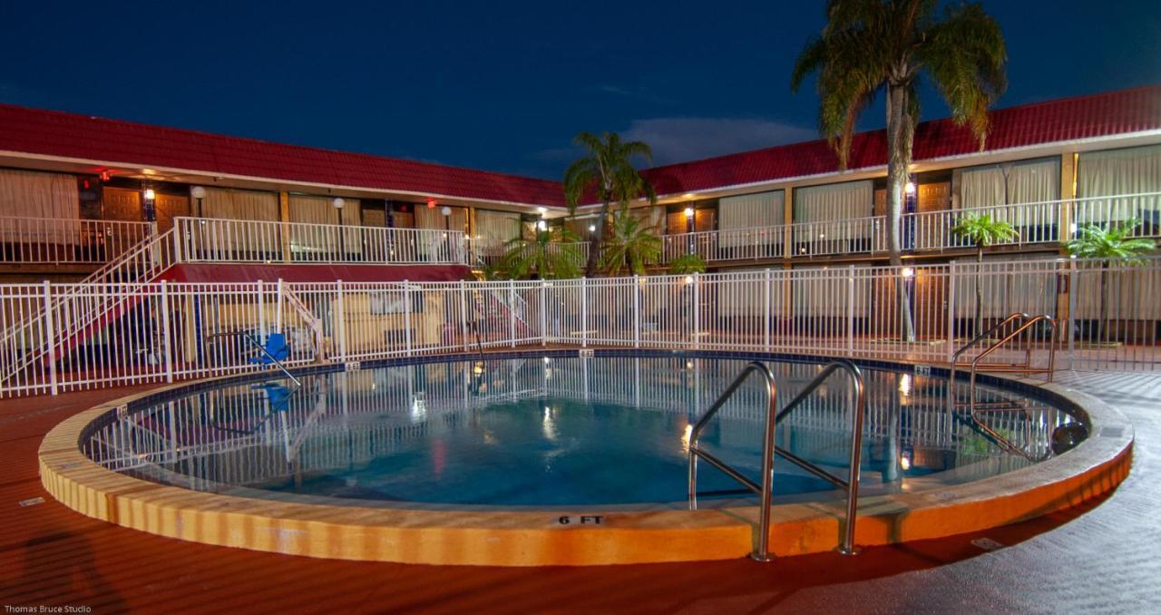 Express Inn & Suites - 5 Miles From St Petersburg Clearwater Airport Buitenkant foto