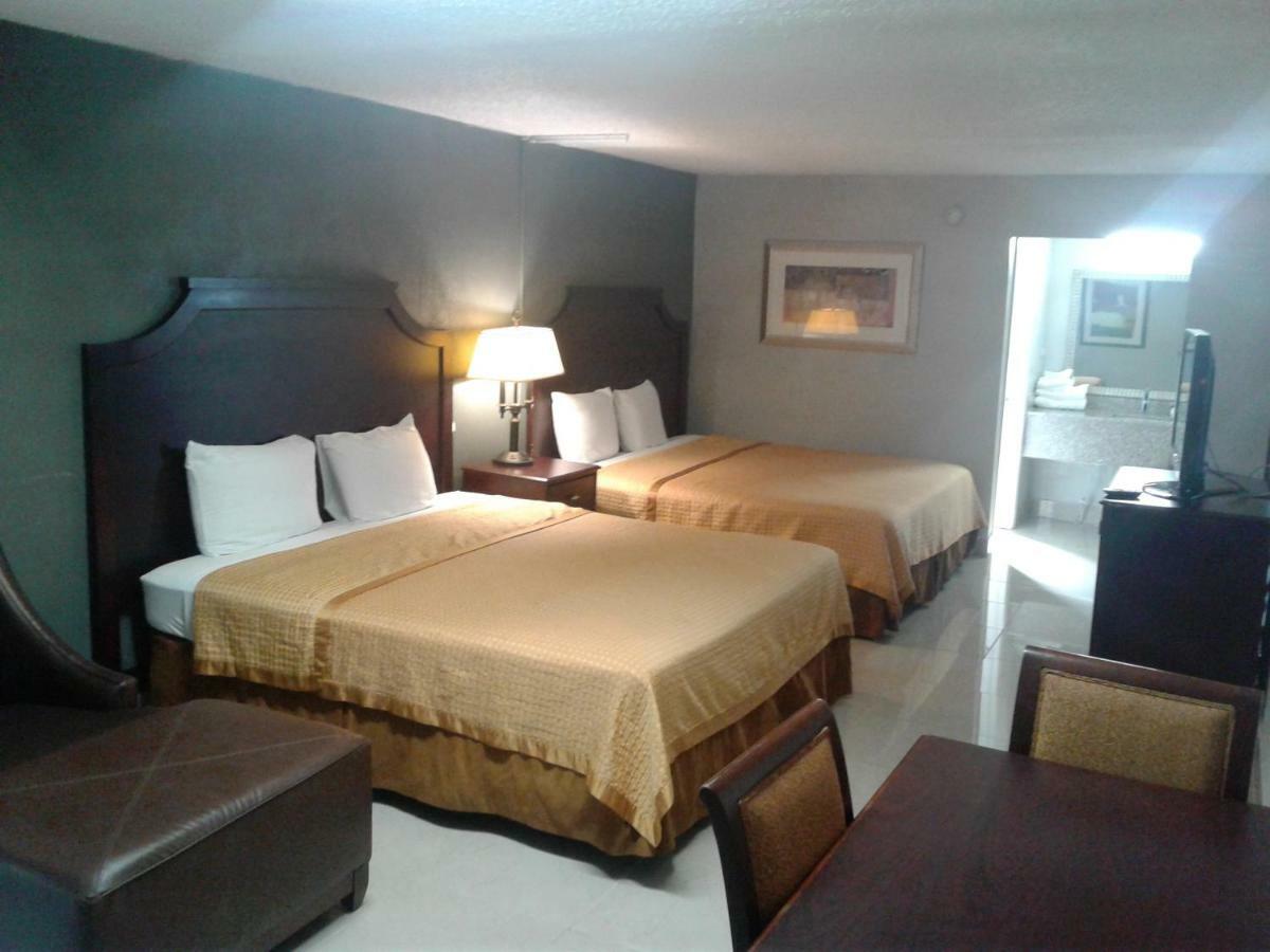 Express Inn & Suites - 5 Miles From St Petersburg Clearwater Airport Buitenkant foto