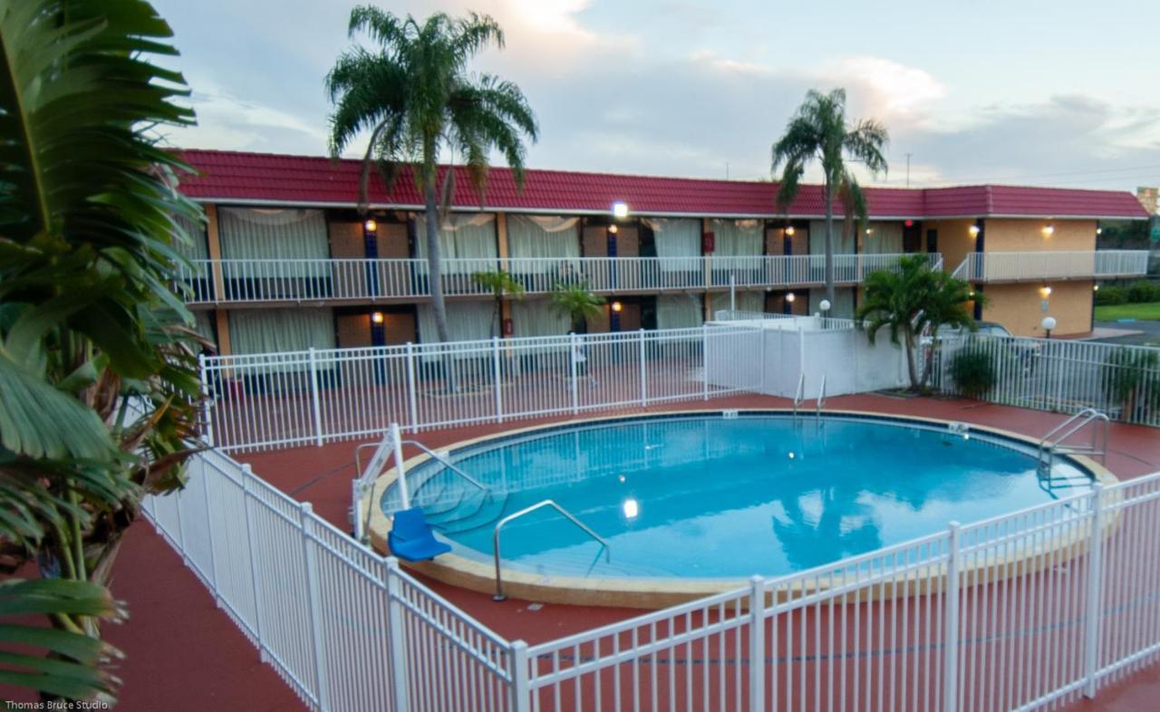 Express Inn & Suites - 5 Miles From St Petersburg Clearwater Airport Buitenkant foto
